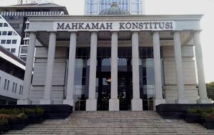PJSBABEL.COM (JAKARTA) — Mahkamah Konstitusi (MK) kembali menegaskan posisi penting kebebasan pers dalam sistem demokrasi Indonesia. Melalui Putusan Nomor 145/PUU-XXIII/2025, MK memperkuat perlindungan hukum bagi wartawan dalam menjalankan tugas jurnalistiknya. Kamis (22/1/2026).