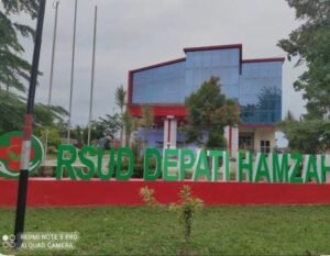 PJSBABEL.COM | Pangkalpinang — Dugaan skandal ruangan terkunci yang melibatkan oknum Direktur RSUD Depati Hamzah Pangkalpinang terus menjadi sorotan publik. Insiden yang terjadi pada Kamis sore (22/1/2026) itu tidak hanya memicu keributan terbuka di lingkungan rumah sakit, tetapi juga memunculkan pertanyaan serius terkait etika pejabat publik dan pengawasan internal layanan kesehatan daerah.