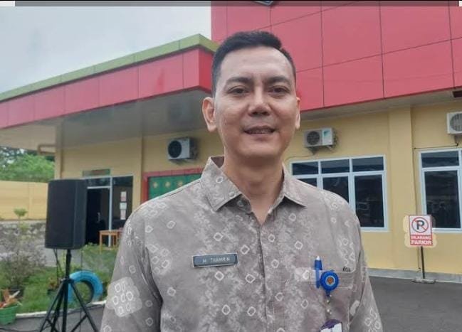 PJSBABEL.COM | Pangkalpinang — Dugaan skandal ruangan terkunci yang melibatkan oknum Direktur RSUD Depati Hamzah Pangkalpinang terus menjadi sorotan publik. Insiden yang terjadi pada Kamis sore (22/1/2026) itu tidak hanya memicu keributan terbuka di lingkungan rumah sakit, tetapi juga memunculkan pertanyaan serius terkait etika pejabat publik dan pengawasan internal layanan kesehatan daerah.