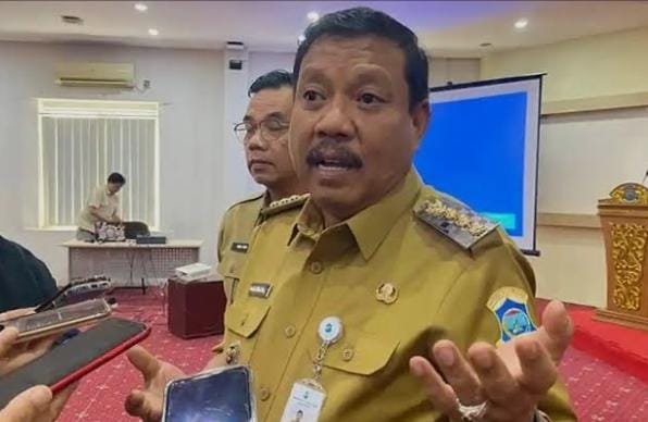 PJSBABEL.COM (Pangkalpinang) — Kegaduhan yang mengguncang RSUD Depati Hamzah Pangkalpinang belum menunjukkan tanda-tanda mereda. Dugaan hubungan terlarang yang menyeret Direktur RSUD Depati Hamzah, dr Della Rianadita, justru memasuki fase baru yang tak kalah mengundang sorotan: bungkamnya Wali Kota Pangkalpinang, Prof. Saparudin (Prof. Udin).