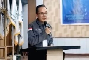 PJSBABEL.COM (PANGKALPINANG) — Dewan Pimpinan Daerah Pro Jurnalismedia Siber (DPD PJS) Provinsi Kepulauan Bangka Belitung memastikan pelaksanaan Musyawarah Daerah (Musda) Ke-II PJS Babel sebagai bagian dari amanat organisasi sekaligus momentum konsolidasi dan penguatan kelembagaan pers. Sabtu (31/1/2026).Ketua DPD PJS Babel, Rikky Fermana, menyampaikan bahwa Musda Ke-II akan digelar pada Sabtu, 7 Februari 2026, mulai pukul 19.00 hingga 22.30 WIB, bertempat di Resto & Cafe Puri 56, Jalan Ahmad Yani, Pangkalpinang (tentatif).

“Musda ini merupakan forum tertinggi organisasi di tingkat daerah. Di sinilah arah kebijakan organisasi dirumuskan, konsolidasi internal diperkuat, serta kepengurusan baru dipilih dan ditetapkan secara demokratis,” ujar Rikky Fermana saat dihubungi wartawan jejaring KBO Babel, Sabtu (31/1/2026)

Musda Ke-II PJS Babel mengusung tema Meneguhkan Integritas dan Kompetensi Wartawan untuk PJS yang Mandiri, Profesional, dan Diakui.”

Tema tersebut menjadi refleksi komitmen PJS dalam meningkatkan kualitas sumber daya wartawan sekaligus memperkokoh posisi organisasi sebagai pilar pers yang kredibel dan bertanggung jawab dalam kehidupan demokrasi.

Menurut Rikky, kehadiran seluruh pengurus dan anggota PJS Babel sangat penting agar setiap keputusan organisasi yang dihasilkan benar-benar mencerminkan aspirasi bersama dan berorientasi pada kemajuan organisasi.

“Kami berharap partisipasi aktif seluruh anggota. Musda ini bukan sekadar agenda rutin, tetapi momentum strategis untuk menentukan masa depan PJS Babel ke depan,” tegasnya.

Sebagai bentuk perhatian dan penguatan dari Pengurus Pusat, Musda Ke-II PJS Babel direncanakan akan dibuka dan dipimpin langsung oleh Ketua Umum PJS, Mahmud Marhaba. Kehadiran Ketua Umum diharapkan dapat memberikan arahan strategis sekaligus penguatan visi dan nilai-nilai profesionalisme bagi seluruh anggota PJS di Bangka Belitung.

Selain agenda evaluasi dan penetapan arah kebijakan, Musda Ke-II juga menjadi ruang demokrasi internal organisasi. Rikky Fermana menegaskan bahwa pihaknya membuka kesempatan seluas-luasnya kepada seluruh anggota PJS Babel untuk mencalonkan diri sebagai Ketua DPD PJS Babel.

“PJS harus menjadi rumah demokrasi. Setiap anggota memiliki hak yang sama untuk mencalonkan diri dan dipilih. Dari proses yang terbuka dan sehat inilah akan lahir kepemimpinan yang kuat dan legitimate,” ujarnya.

Dengan pelaksanaan Musda Ke-II ini, PJS Babel diharapkan semakin solid, profesional, dan mampu berperan aktif dalam menjaga marwah jurnalistik, kebebasan pers, serta kepentingan publik di Provinsi Kepulauan Bangka Belitung. (*)