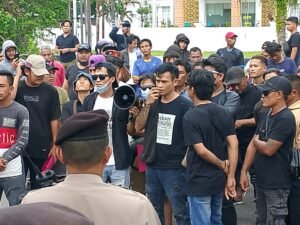 Batara Ultimatum Negara: 10 Hari untuk Bebaskan Penambang Rakyat BabelPJSBABEL.COM (Pangkalpinang) - Gelombang kemarahan rakyat kembali mengguncang jantung pemerintahan Kepulauan Bangka Belitung. Senin (5/1/2026), ratusan massa yang tergabung dalam Aksi Bela Rakyat mendatangi Kantor Gubernur Babel. Selasa (6/1/2026).