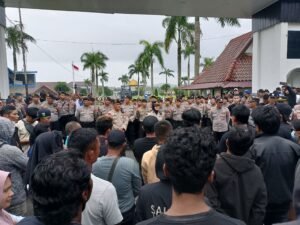 PJSBABEL.COM (Pangkalpinang) - Gelombang kemarahan rakyat kembali mengguncang jantung pemerintahan Kepulauan Bangka Belitung. Senin (5/1/2026), ratusan massa yang tergabung dalam Aksi Bela Rakyat mendatangi Kantor Gubernur Babel. Selasa (6/1/2026).