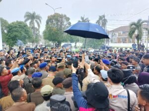 PJSBABEL.COM (Pangkalpinang) - Gelombang kemarahan rakyat kembali mengguncang jantung pemerintahan Kepulauan Bangka Belitung. Senin (5/1/2026), ratusan massa yang tergabung dalam Aksi Bela Rakyat mendatangi Kantor Gubernur Babel. Selasa (6/1/2026).