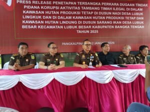 Empat Tersangka Tambang Timah Ilegal Lubuk Besar Resmi Ditahan, ASN Kepala KPHP Ikut TerjeratPJSBABEL.COM (PANGKALPINANG) — Kejaksaan Tinggi Kepulauan Bangka Belitung kembali menegaskan keseriusannya memberantas kejahatan pertambangan ilegal. Senin (12/1/2026).