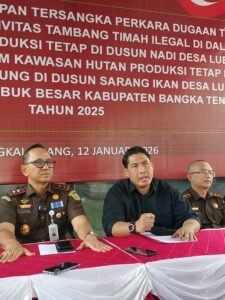 Empat Tersangka Tambang Timah Ilegal Lubuk Besar Resmi Ditahan, ASN Kepala KPHP Ikut TerjeratPJSBABEL.COM (PANGKALPINANG) — Kejaksaan Tinggi Kepulauan Bangka Belitung kembali menegaskan keseriusannya memberantas kejahatan pertambangan ilegal. Senin (12/1/2026).