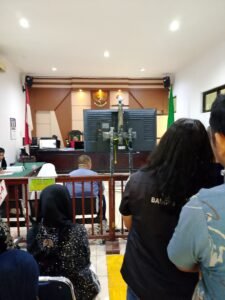 Nama Kejaksaan Disebut dalam Sidang Malpraktik RSUD Depati Hamzah, Ini Penjelasan KejariPJSBABEL.COM (PANGKALPINANG) — Nama institusi kejaksaan terseret dalam sidang dugaan malpraktik yang menjerat dokter spesialis anak Ratna Setia Asih di Pengadilan Negeri Pangkalpinang. Direktur RSUD Depati Hamzah, Kota Pangkalpinang, dr Della Rianadita, diduga mencatut kejaksaan saat keluarga pasien menuntut penjelasan atas kematian anak mereka, Aldo Ramdani (10). Sabtu (17/1/2026).