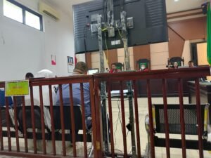 PJSBABEL.COM (PANGKALPINANG) — Nama institusi kejaksaan terseret dalam sidang dugaan malpraktik yang menjerat dokter spesialis anak Ratna Setia Asih di Pengadilan Negeri Pangkalpinang. Direktur RSUD Depati Hamzah, Kota Pangkalpinang, dr Della Rianadita, diduga mencatut kejaksaan saat keluarga pasien menuntut penjelasan atas kematian anak mereka, Aldo Ramdani (10). Sabtu (17/1/2026).