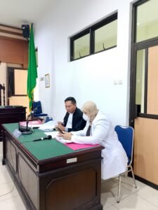 PJSBABEL.COM (PANGKALPINANG) — Sidang lanjutan perkara dugaan kelalaian medis yang menewaskan pasien anak berinisial AR (10) kembali digelar di Pengadilan Negeri Pangkalpinang, Rabu (29/1/2026). Sidang yang berlangsung hampir tiga jam itu mengungkap fakta penting: pasien AR memiliki dua Dokter Penanggung Jawab Pelayanan (DPJP) dengan tanggung jawab yang sejajar, bukan utama dan pendamping sebagaimana kerap dipahami publik