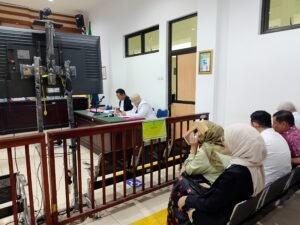 PJSBABEL.COM (PANGKALPINANG) — Sidang lanjutan perkara dugaan kelalaian medis yang menewaskan pasien anak berinisial AR (10) kembali digelar di Pengadilan Negeri Pangkalpinang, Rabu (29/1/2026). Sidang yang berlangsung hampir tiga jam itu mengungkap fakta penting: pasien AR memiliki dua Dokter Penanggung Jawab Pelayanan (DPJP) dengan tanggung jawab yang sejajar, bukan utama dan pendamping sebagaimana kerap dipahami publik