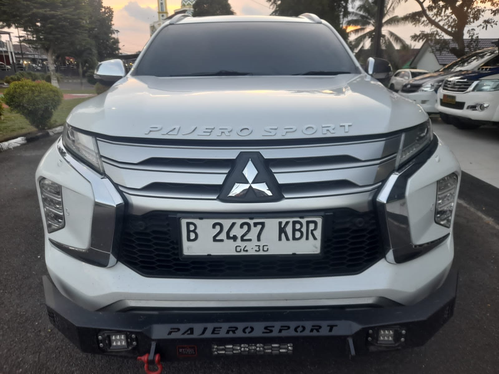 PJSBABEL.COM (Bangka Tengah) – Operasi penyekatan yang digelar Satuan Tugas Lapangan (Satlap) Tricakti pada Sabtu dini hari (7/2/2026) bukan sekadar penindakan biasa. Dari hasil operasi tersebut, terkuak dugaan pengiriman timah ilegal terstruktur yang melibatkan iring-iringan empat kendaraan sekaligus, terdiri dari dua mobil pengangkut timah balok dan dua unit truk bermuatan pasir timah, dengan sumber barang diduga kuat berasal dari Gudang Rajawali di wilayah Sadai. Selasa (10/2/2026)