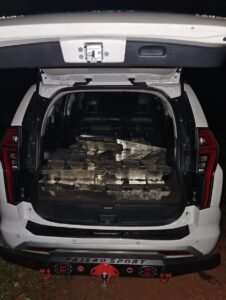 PJSBABEL.COM (Bangka Tengah) – Operasi penyekatan yang digelar Satuan Tugas Lapangan (Satlap) Tricakti pada Sabtu dini hari (7/2/2026) bukan sekadar penindakan biasa. Dari hasil operasi tersebut, terkuak dugaan pengiriman timah ilegal terstruktur yang melibatkan iring-iringan empat kendaraan sekaligus, terdiri dari dua mobil pengangkut timah balok dan dua unit truk bermuatan pasir timah, dengan sumber barang diduga kuat berasal dari Gudang Rajawali di wilayah Sadai. Selasa (10/2/2026)