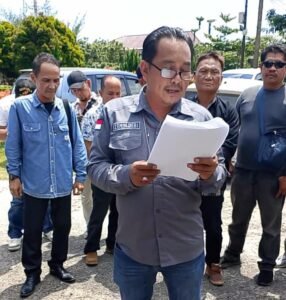 PJSBABEL.COM (PANGKALPINANG) – Gelombang penolakan terhadap dugaan kriminalisasi karya jurnalistik menguat di Bangka Belitung. Puluhan wartawan yang tergabung dalam berbagai organisasi pers, perusahaan media, serta perwakilan jurnalis dari Bangka, Bangka Tengah, Bangka Selatan, dan Belitung mendatangi Markas Polda Kepulauan Bangka Belitung, Rabu (11/2/2026).