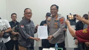 PJSBABEL.COM (PANGKALPINANG) – Gelombang penolakan terhadap dugaan kriminalisasi karya jurnalistik menguat di Bangka Belitung. Puluhan wartawan yang tergabung dalam berbagai organisasi pers, perusahaan media, serta perwakilan jurnalis dari Bangka, Bangka Tengah, Bangka Selatan, dan Belitung mendatangi Markas Polda Kepulauan Bangka Belitung, Rabu (11/2/2026).