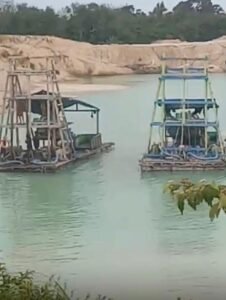 PJSBABEL.COM (Bangka Tengah) – Di tengah gencarnya klaim keberhasilan penegakan hukum oleh tim Satgas Tricakti yang belakangan menindak peredaran timah basa dan balok, ironi justru mencuat dari kawasan hutan lindung di Desa Nadi, Kabupaten Bangka Tengah. Jum'at (13/2/2026).