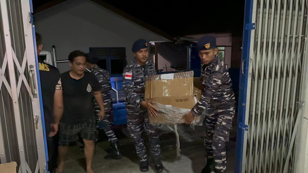 PJSBABEL.COM (Nunukan) – Satuan tugas gabungan dari Quick Response Lanal Nunukan bersama Bea Cukai Nunukan berhasil mematahkan upaya penyelundupan berbagai komoditas bermerek (branded) asal Tawau, Malaysia.