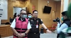 PJSBABEL.COM (BANGKA SELATAN)— Aroma busuk tata kelola pertambangan timah di wilayah IUP PT Timah Tbk, Kabupaten Bangka Selatan, akhirnya menguap ke permukaan. Setelah melalui rangkaian penyidikan panjang, Tim Penyidik pada Kejaksaan Negeri Bangka Selatan resmi menetapkan dan menahan 10 orang tersangka dalam perkara dugaan tindak pidana korupsi yang terjadi sepanjang tahun 2015 hingga 2022. Kamis (19/2/2026)