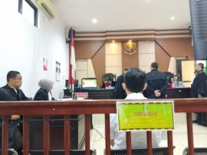 PJSBABEL.COM (PANGKALPINANG) – Sidang lanjutan perkara dr Ratna Setia Asih Sp.A di ruang Tirta Pengadilan Negeri Pangkalpinang, Kamis (12/2/2026), menghadirkan dinamika tajam dari keterangan saksi dr Kuncoro Bayu Aji Sp.JP. Alih-alih memperjelas posisi dan tanggung jawab medis, kesaksiannya justru membuka ruang kontradiksi yang mencolok di hadapan majelis hakim.