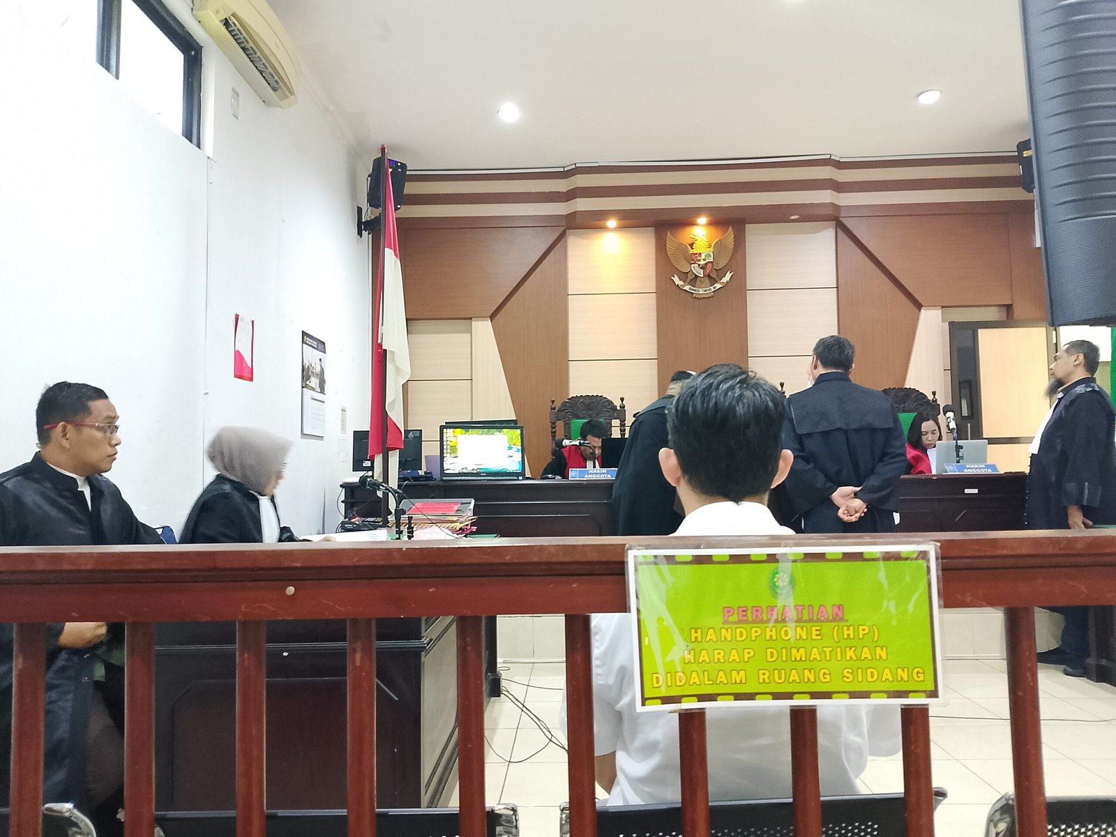 PJSBABEL.COM (PANGKALPINANG) – Sidang lanjutan perkara dr Ratna Setia Asih Sp.A di ruang Tirta Pengadilan Negeri Pangkalpinang, Kamis (12/2/2026), menghadirkan dinamika tajam dari keterangan saksi dr Kuncoro Bayu Aji Sp.JP. Alih-alih memperjelas posisi dan tanggung jawab medis, kesaksiannya justru membuka ruang kontradiksi yang mencolok di hadapan majelis hakim.