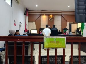 PJSBABEL.COM (PANGKALPINANG) – Sidang lanjutan perkara dr Ratna Setia Asih Sp.A di ruang Tirta Pengadilan Negeri Pangkalpinang, Kamis (12/2/2026), menghadirkan dinamika tajam dari keterangan saksi dr Kuncoro Bayu Aji Sp.JP. Alih-alih memperjelas posisi dan tanggung jawab medis, kesaksiannya justru membuka ruang kontradiksi yang mencolok di hadapan majelis hakim.