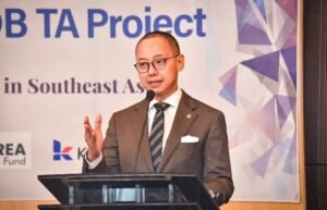 PJSBABEL.COM (Jakarta) - Isu pembangunan Pembangkit Listrik Tenaga Nuklir (PLTN) kembali menguat dalam peta kebijakan energi nasional. Pemerintah menargetkan PLTN pertama beroperasi pada 2032 di Bangka Belitung dengan kapasitas 250 MW, disusul proyek kedua di Kalimantan Barat pada 2033 dengan kapasitas serupa. Total awal yang disiapkan mencapai 500 MWe, dengan proyeksi pengembangan hingga 7 GWe pada 2040.